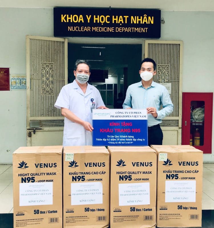 Tặng trang vật tư mùa dịch